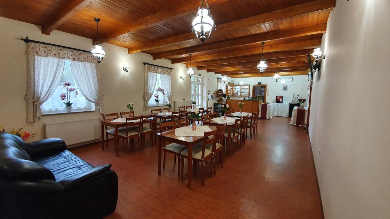 Anna Panzio Hotel Dunavarsány Buitenkant foto
