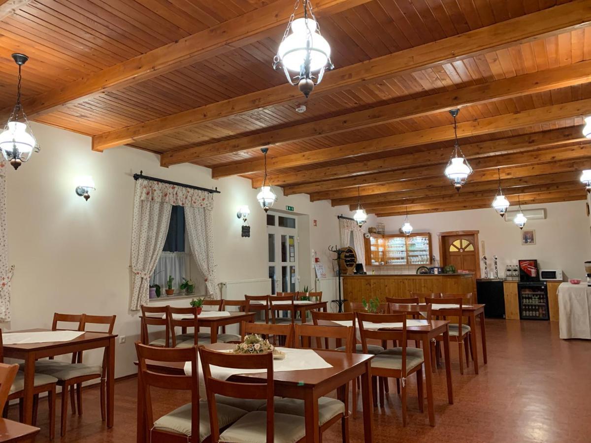 Anna Panzio Hotel Dunavarsány Buitenkant foto